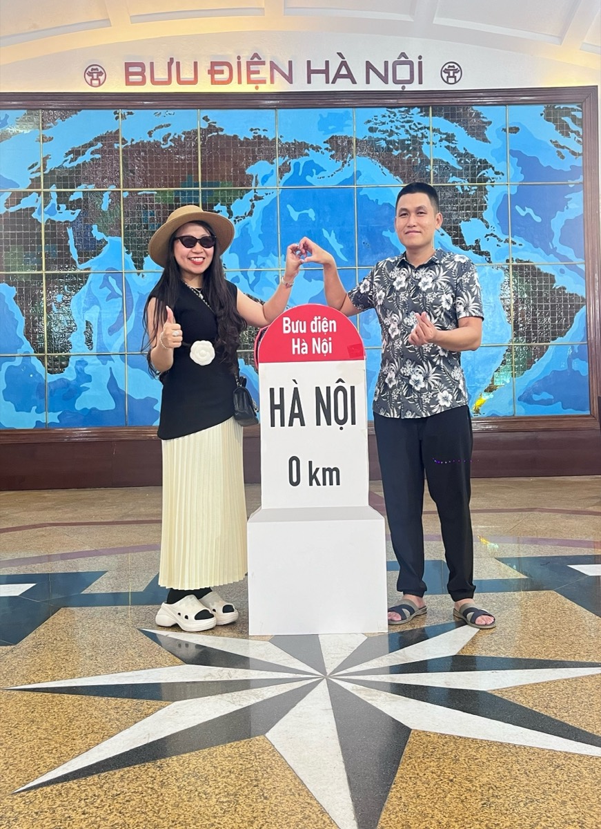 Vợ chồng mình check-in cột mốc Hà Nội 0 km tại Bưu điện Hà Nội