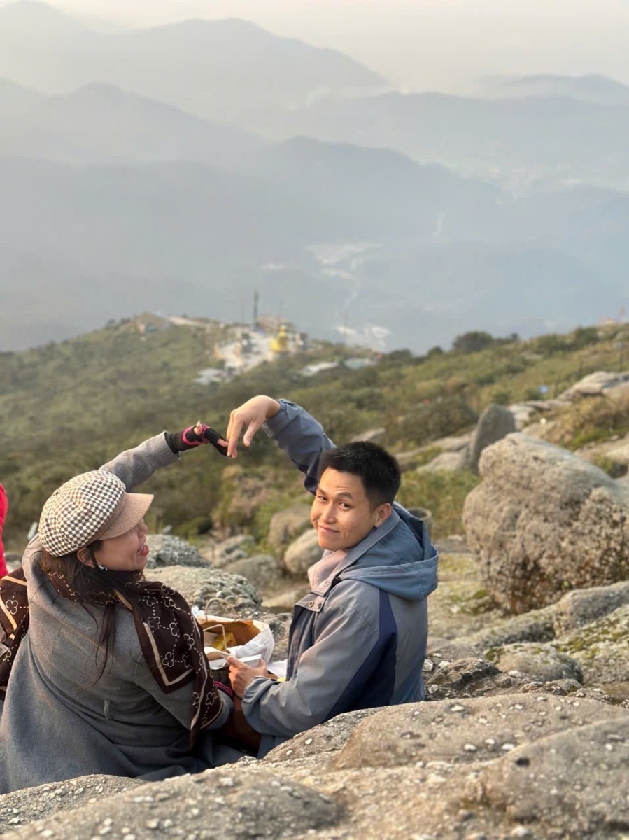 Picnic trên đỉnh núi cùng người thân, cùng nhau tạo hình trái tim giữa thiên nhiên